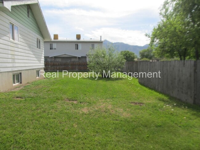 Building Photo - A 4 Bed, 2 Bath House, Available in Novemb...