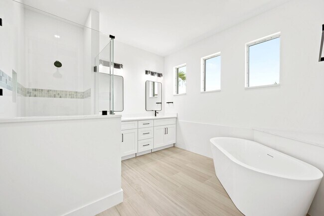 Building Photo - 1523 NW 34th Ave