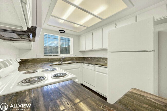 Building Photo - Golden Hill Gem: 2BR/1BA with Fireplace & ...