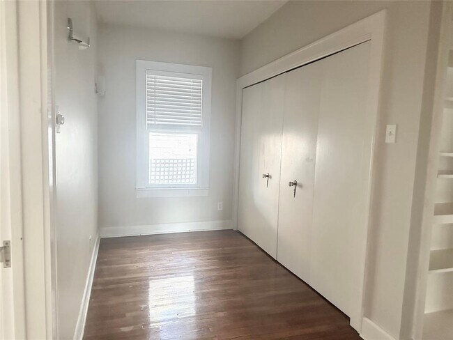 Building Photo - 312 Le Grande Ave