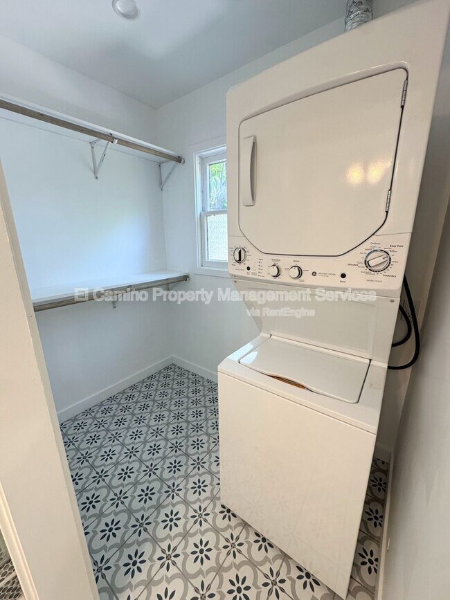 Building Photo - 425 E Wellington Ave