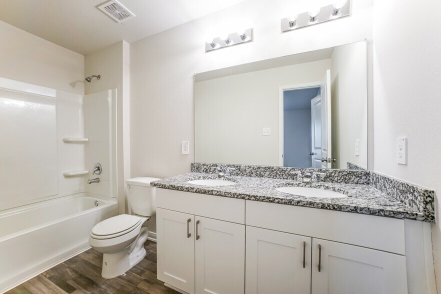 Building Photo - 15645 Briar Forest Dr