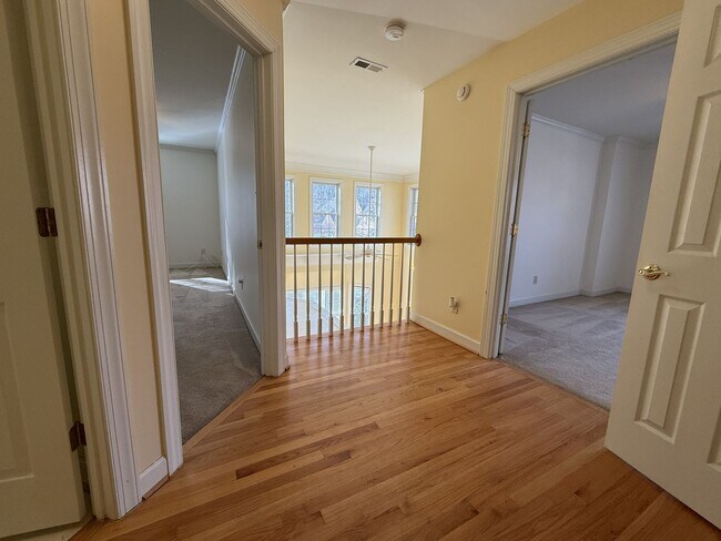 Building Photo - Immaculate End-Unit Townhome in Port Warwick