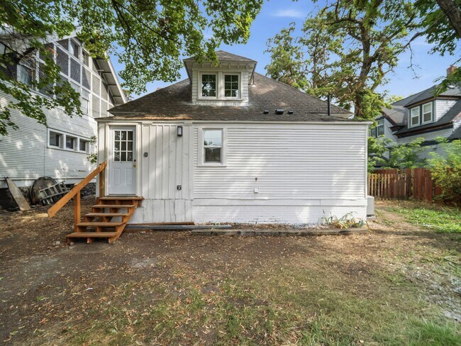 Building Photo - 728 E Indiana Ave
