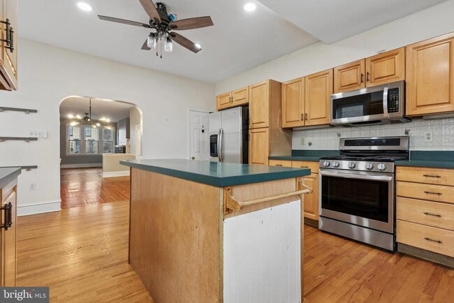 Building Photo - 441 Roxborough Ave