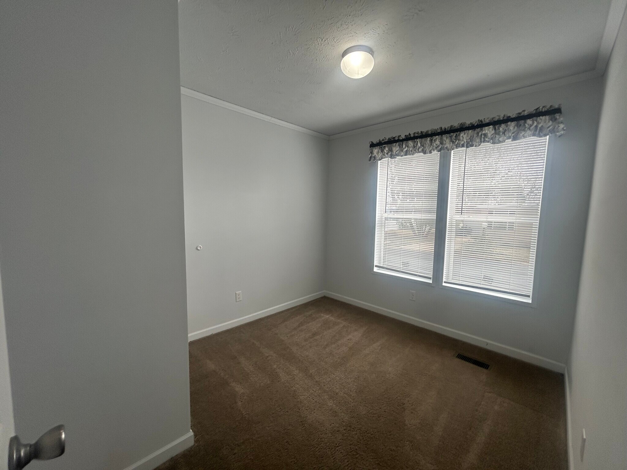 Building Photo - 103 Oak Ave