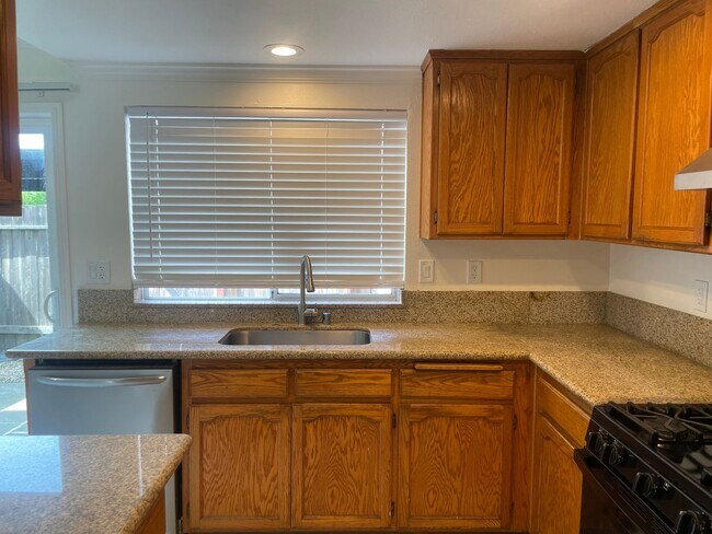 Building Photo - 3 Bedroom, 1.5 Bath Home in Parkway Neighborhood