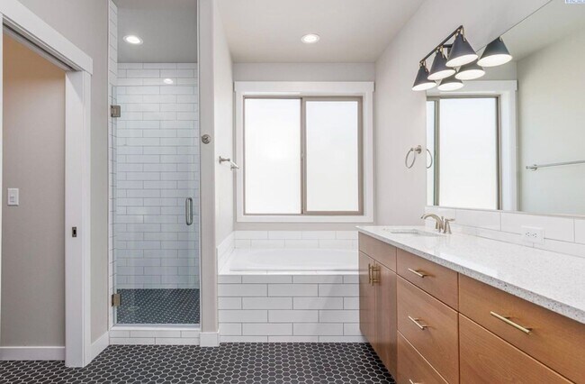 Building Photo - Luxury 4 Bedroom Home in Southridge w/4 ca...