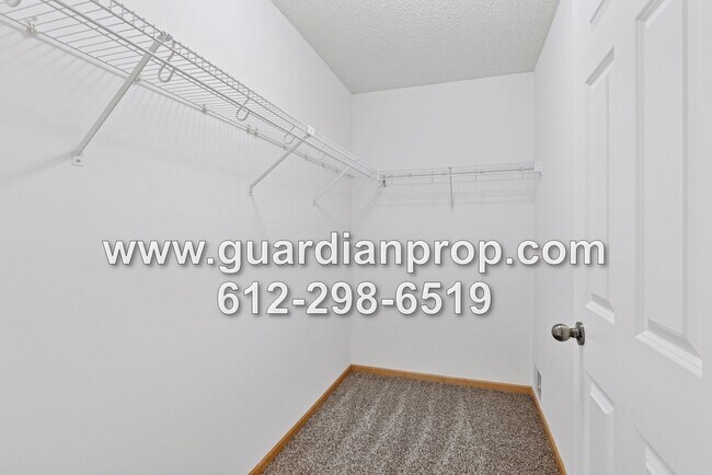 Building Photo - End Unit Townhouse Available Now, Open Floor Plan, Fireplace, Patio, Large Primary Suite