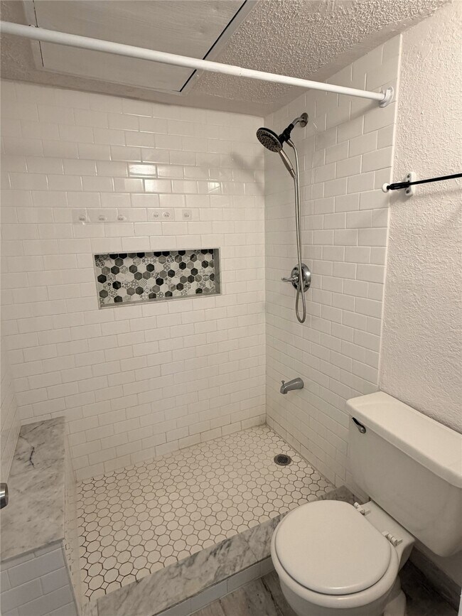 Building Photo - 2800 Jeanetta St