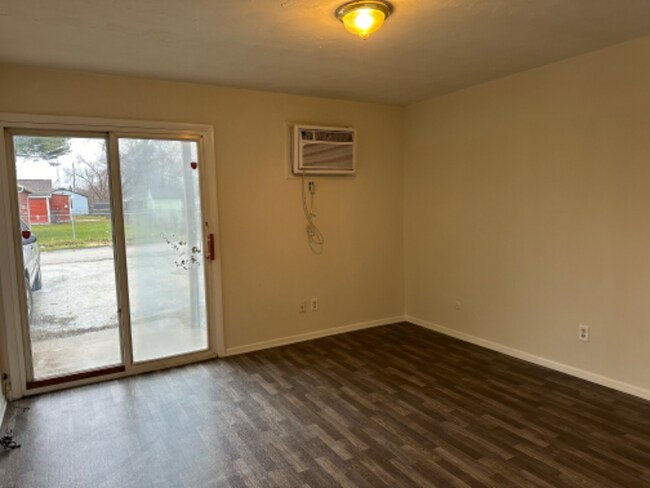 Building Photo - 924 E Willow St