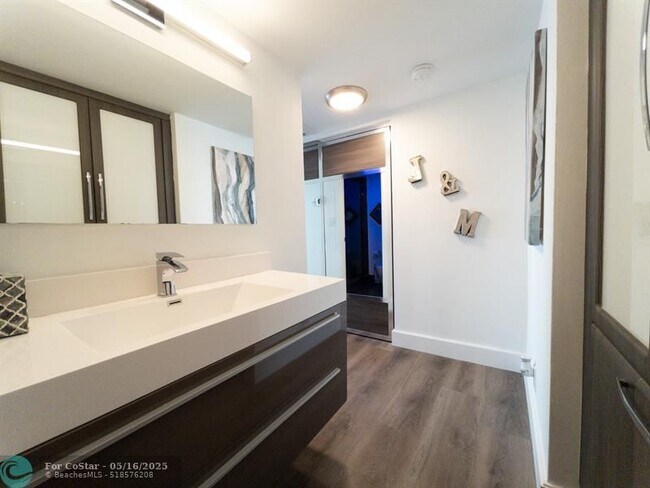 Building Photo - 209 N Fort Lauderdale Beach Blvd