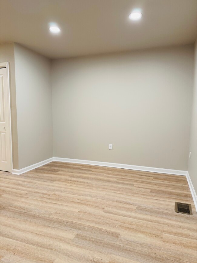 Building Photo - 2447 McAlpine Terrace