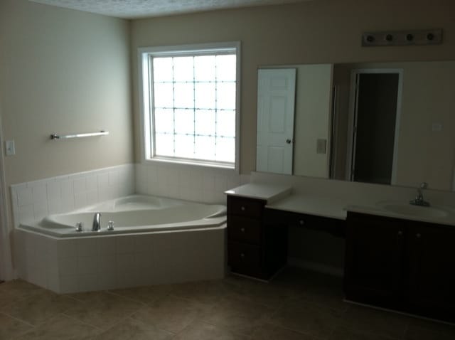 Building Photo - 4 bed and 2.5 bath in Lithonia!