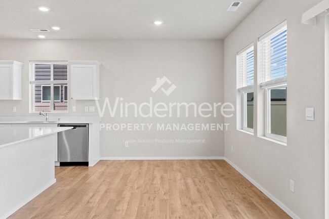 Building Photo - ** MOVE IN SPECIAL ** 1/2 OFF 1ST FULL MON...