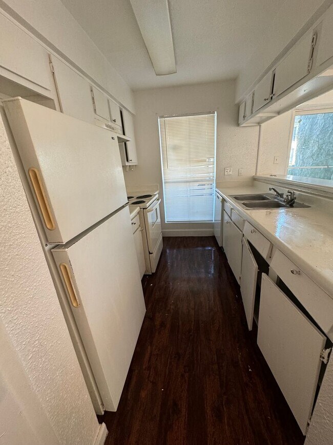 Building Photo - 3bd/2ba First Floor Unit
