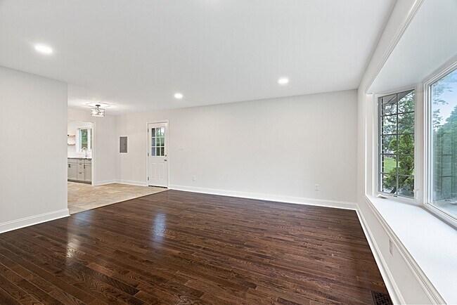 Building Photo - 409 Maiden Ln