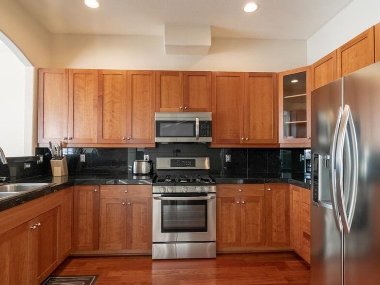 Building Photo - 40 Madison St