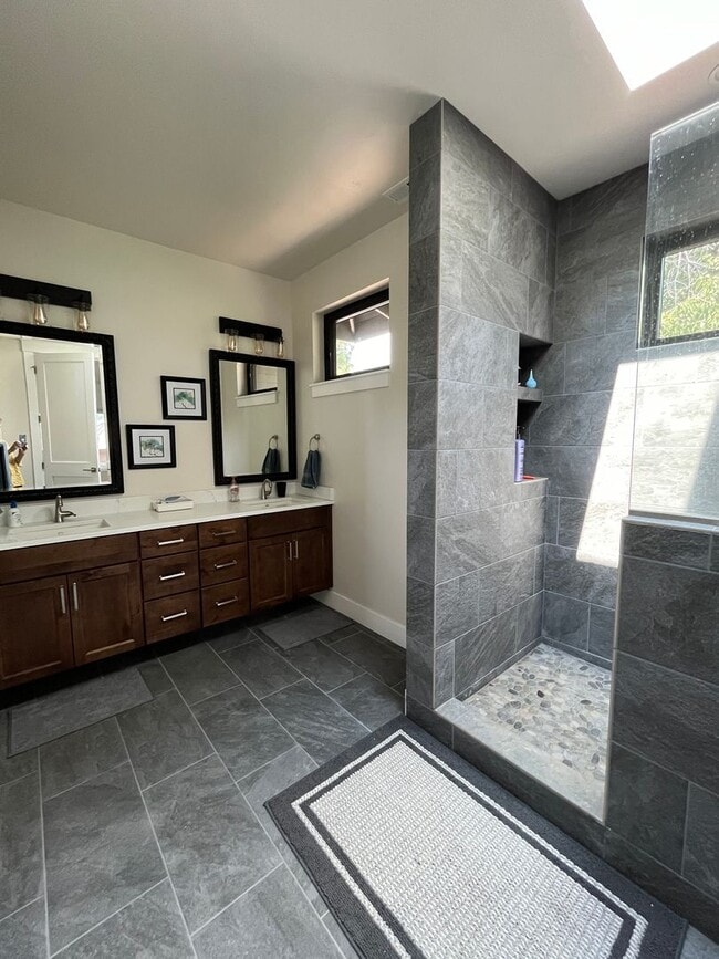 Building Photo - Charming Modern Home in the Heart of Bend