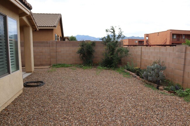 Building Photo - Livable, Lovable, & Avaiable!