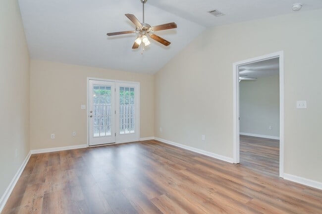 Building Photo - Updated 2 Bed 2 Bath Townhouse!