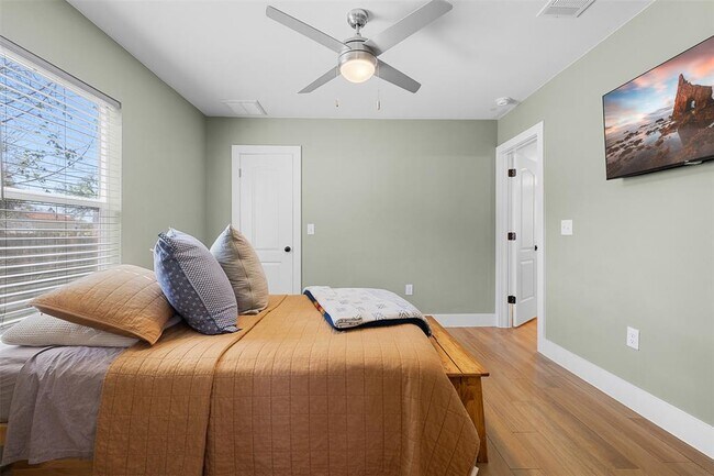 Building Photo - 823 Hickory St