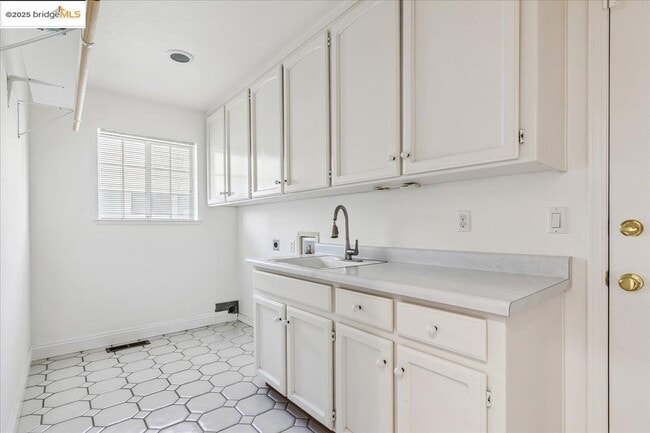 Building Photo - 5752 Drakes Dr