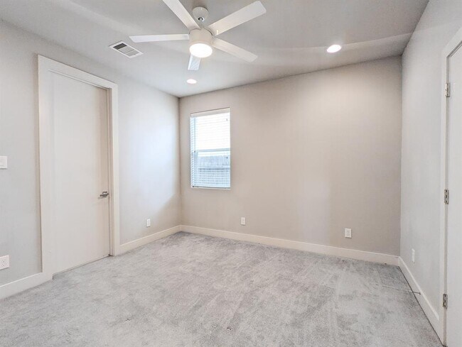 Building Photo - 1140 W 24th St