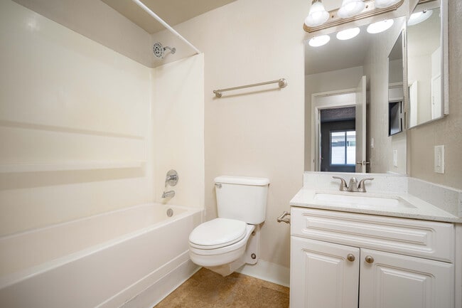 Breakwater 1 Bed Bathroom - Breakwater Apartments