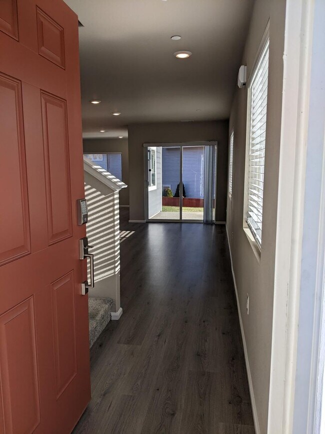 Building Photo - 4/2.5 Townhouse for rent in DuPont!