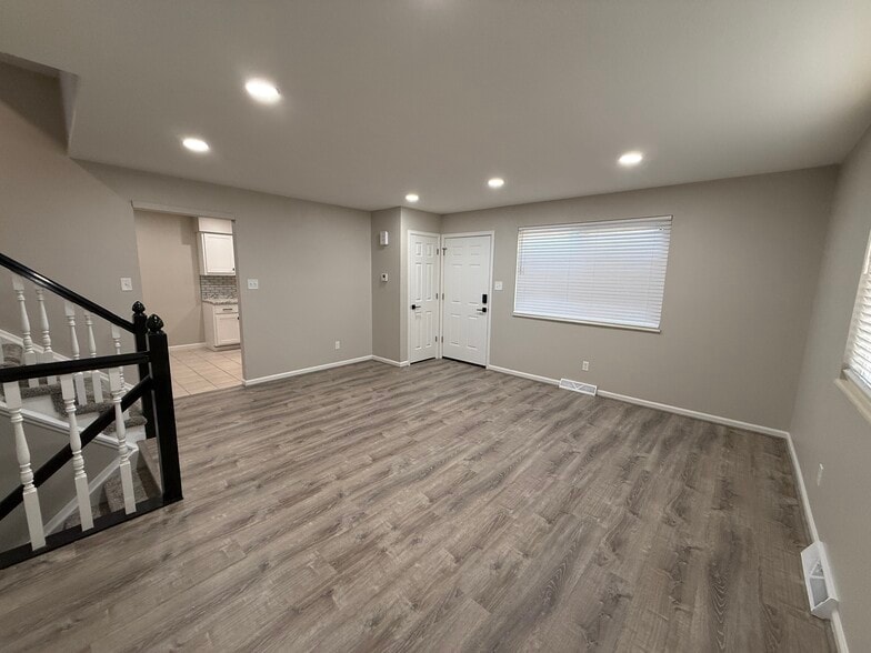 Livingroom Entry - 5918 Newcombe Ct