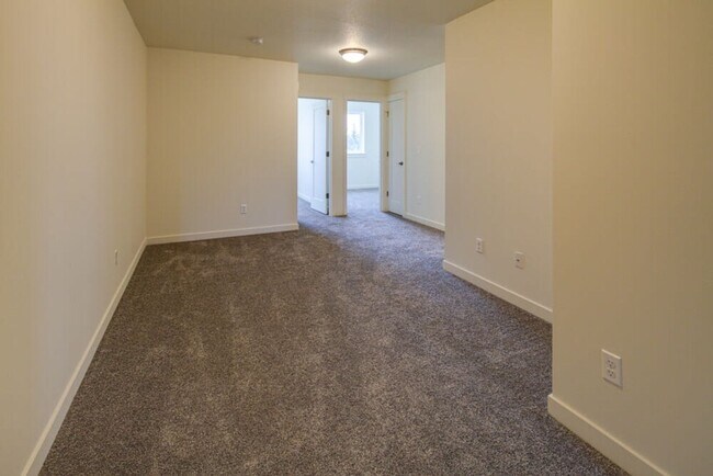 Building Photo - End unit Pahlish Townhome!