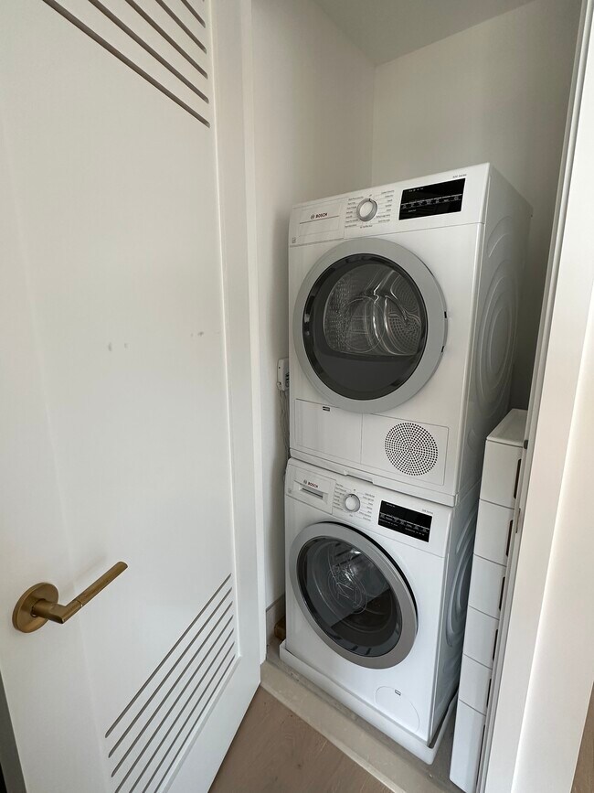 Building Photo - 3 Ct Square W