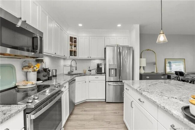 Building Photo - 3 Seir Hill Rd