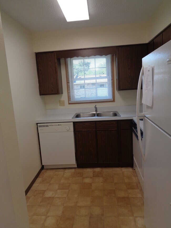 Building Photo - 126 Twin Oaks Dr