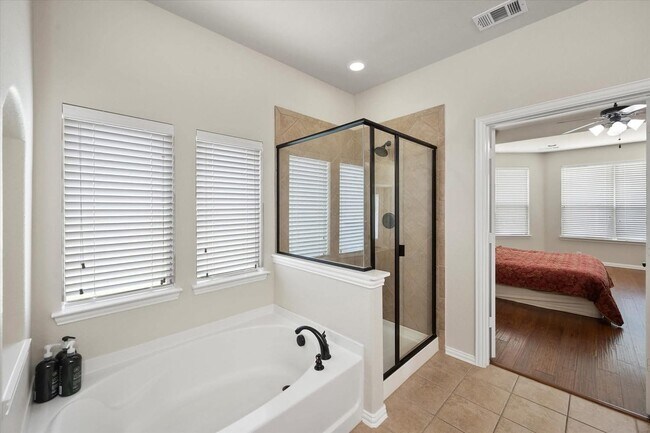 Building Photo - 1202 Killian Dr