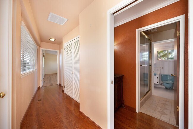 Building Photo - Luxury Living with Stunning 360-Degree Vie...