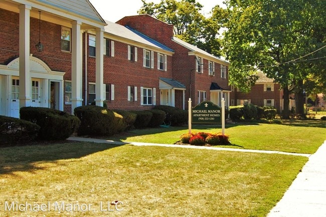 Building Photo - 802 E Front St