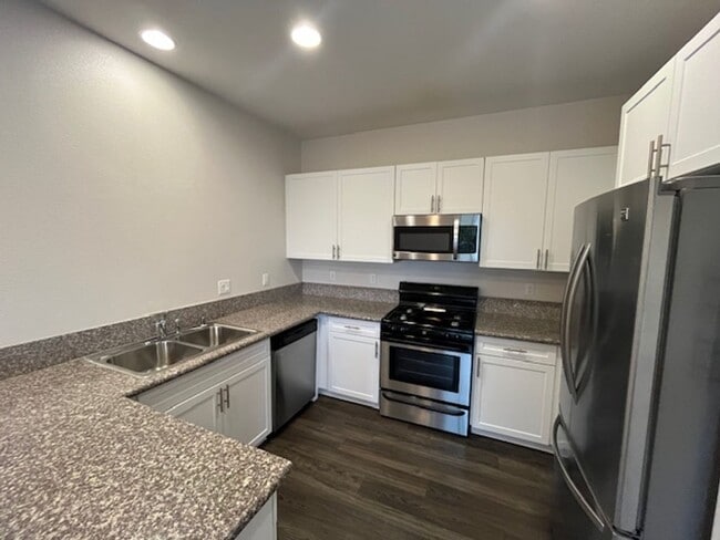 Building Photo - 877 Humbert Ave