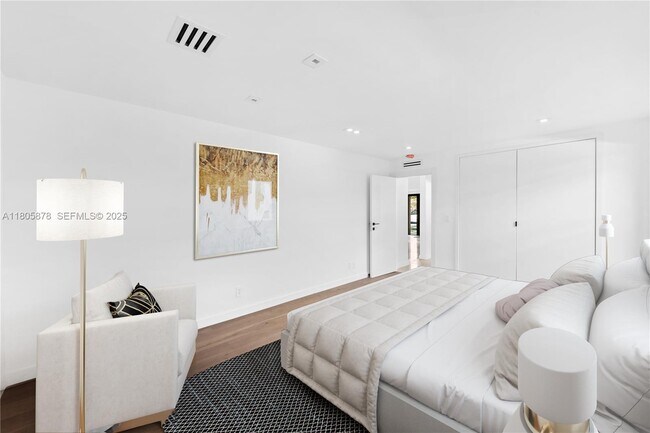 Building Photo - 120 NE 49th St