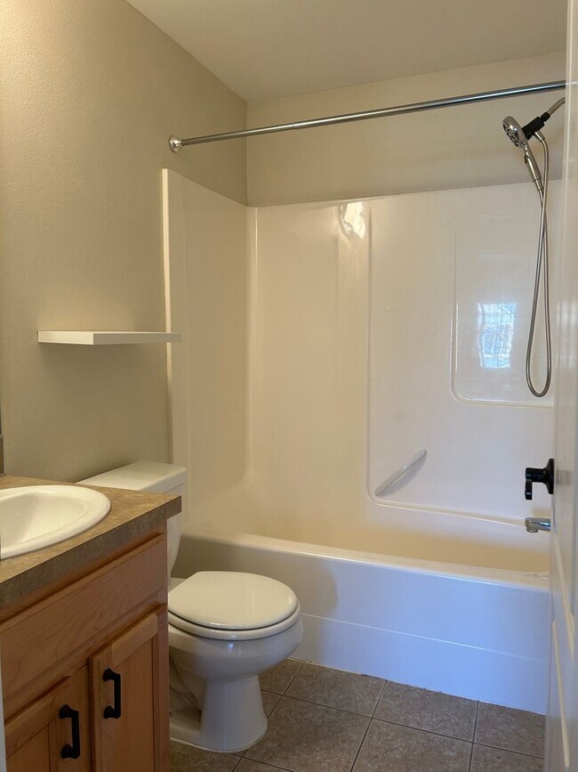 Building Photo - 4 bed, 2.5 ba - Golf Course living in Horn Rapids