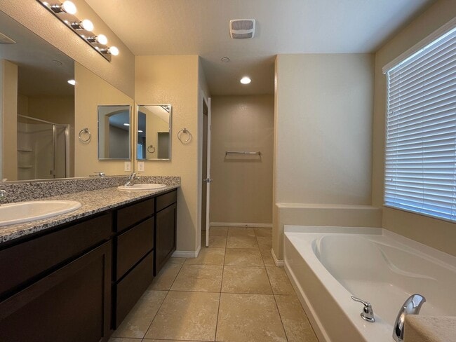 Building Photo - 4 BED 2.5 BATH 2 CAR GARAGE SINGLE FAMILY ...