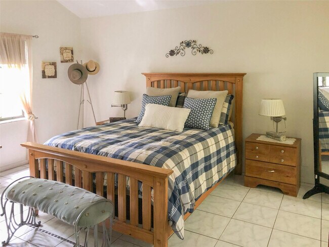 Building Photo - 5614 Hammock Ln