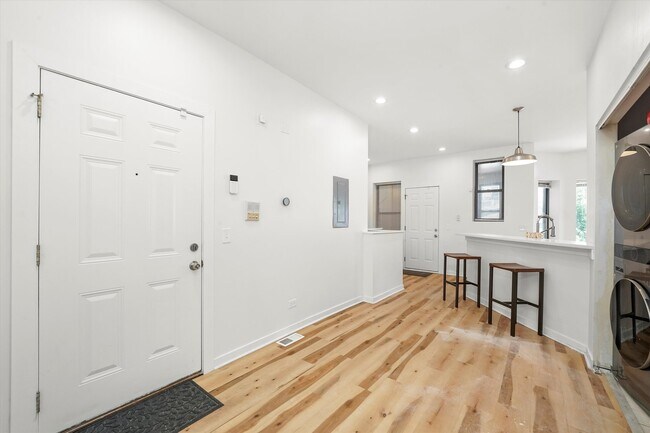 Building Photo - 348 E 41st St