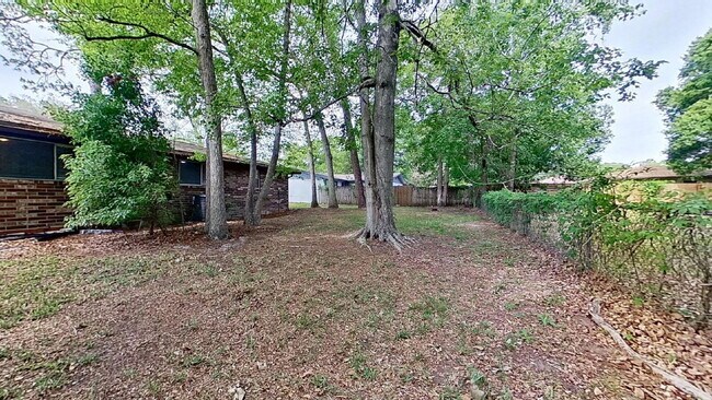 Building Photo - Welcome home to this beautiful brick 3-bedroom
