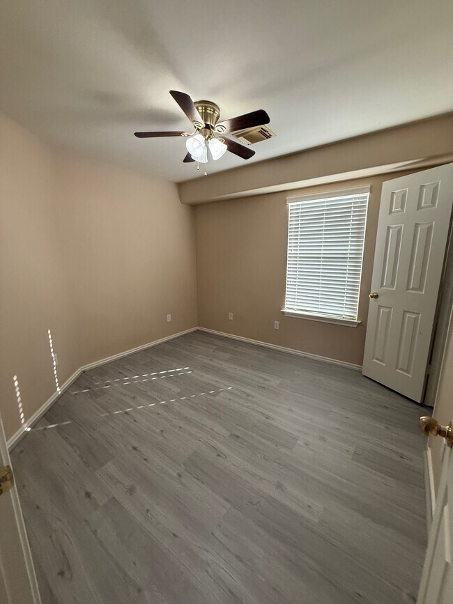 Building Photo - 43 Blue Creek Pl