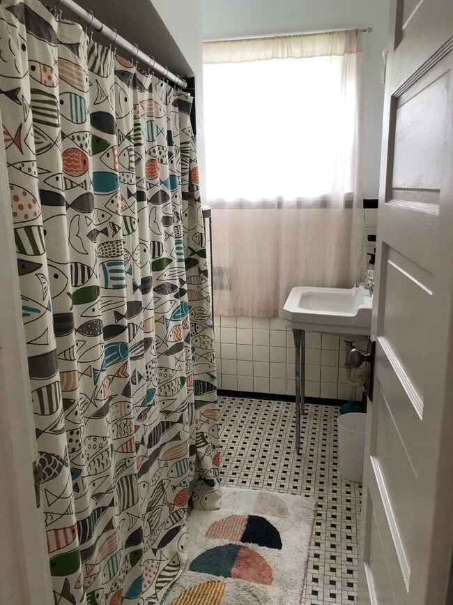 Building Photo - 828 N Euclid Ave