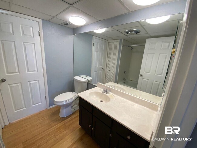 Building Photo - 2055 Sea Cliff Dr N