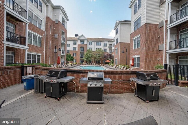 Building Photo - 300 W Elm St