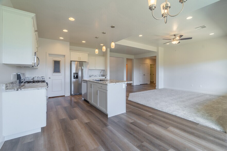 Building Photo - 3158 E Fuchsia Dr